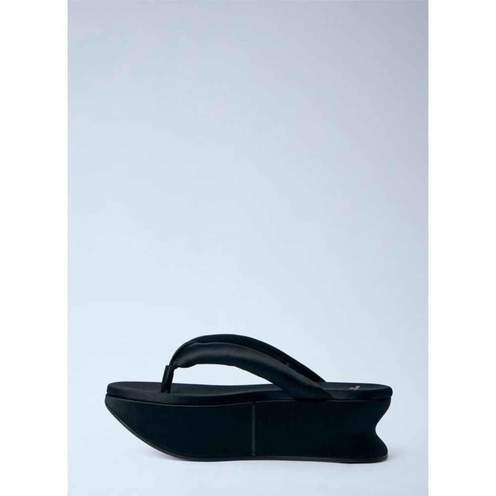 Balenciaga Women Gaeta Thong Sandals - Picture 4 of 6